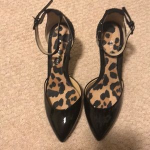 NWOT Gianni Bini Patent and Beaded Heel
